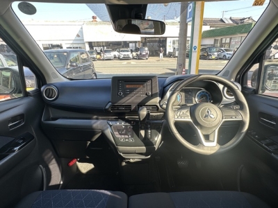 eKクロス(三菱)中古車 後席から見た前席
