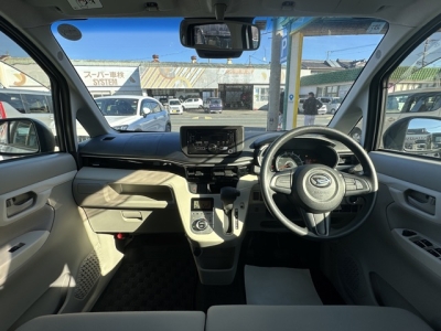 ムーヴ(ダイハツ)中古車 後席から見た前席