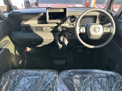 新型N-BOX(ホンダ)届出済未使用車 後席から見た前席