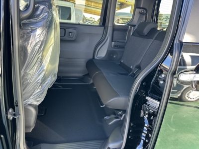 新型N-BOX(ホンダ)届出済未使用車 後席内装