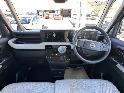 ルークス(ニッサン)届出済未使用車 後席から見た前席