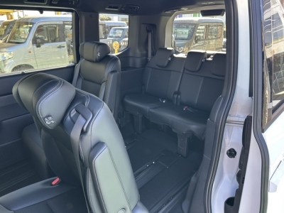 ステップワゴン(ホンダ)登録済未使用車 後席から見た前席