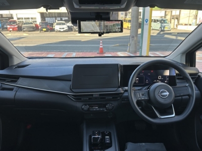 ノート(ニッサン)中古車 後席から見た前席