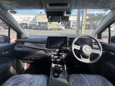 オーラ(ニッサン)登録済未使用車 後席から見た前席