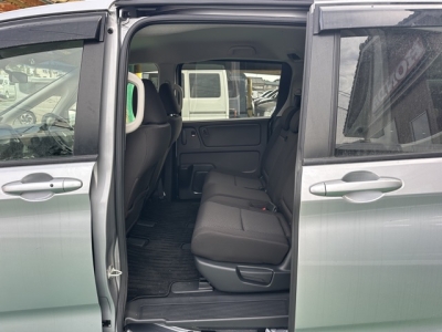 フリード＋(ホンダ)中古車 後席内装