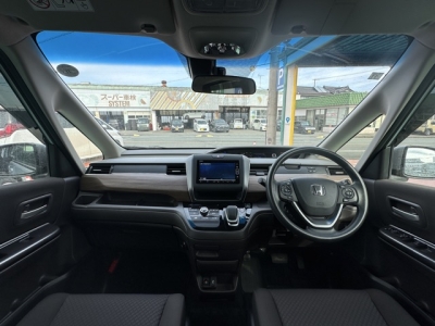 フリード＋(ホンダ)中古車 後席から見た前席
