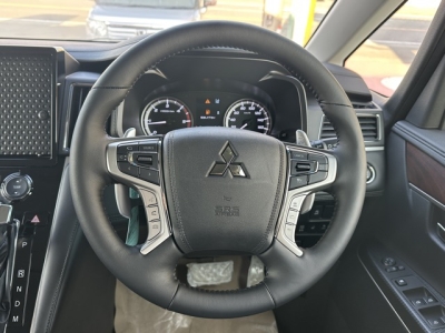 デリカD:5 4WD(三菱)レンタ登録済未使用車 内外装写真他１