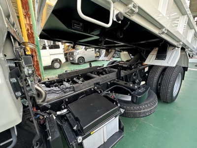 キャンター(三菱)レンタ登録済未使用車 後席から見た前席