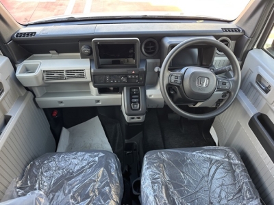 N-VAN e(ホンダ)届出済未使用車 後席から見た前席