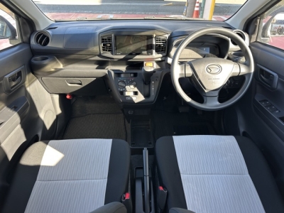ミライース(ダイハツ)中古車 後席から見た前席