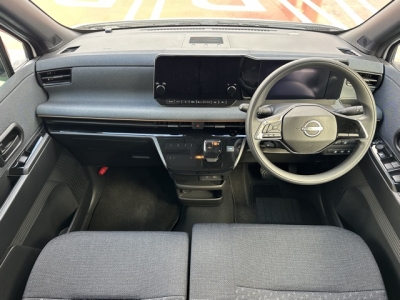 サクラ(ニッサン)中古車 後席から見た前席