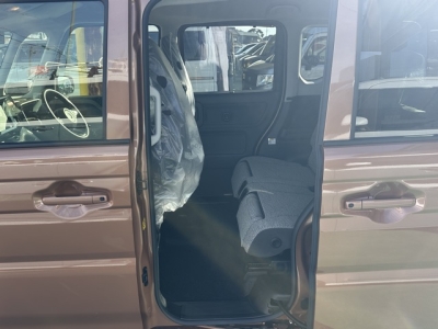 新型スペーシア(スズキ)届出済未使用車 後席内装