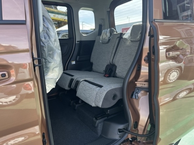 新型スペーシア(スズキ)届出済未使用車 後席から見た前席