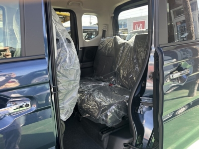 新型スペーシアカスタム(スズキ)届出済未使用車 後席内装