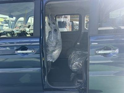 新型スペーシアカスタム(スズキ)届出済未使用車 後席から見た前席