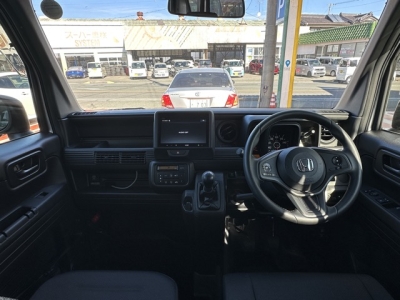 N-VAN(ホンダ)中古車 後席から見た前席
