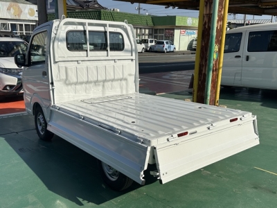 NT100クリッパー(ニッサン)届出済未使用車 後席から見た前席