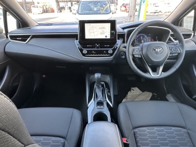 カローラスポーツ(トヨタ)レンタ登録済未使用 後席から見た前席