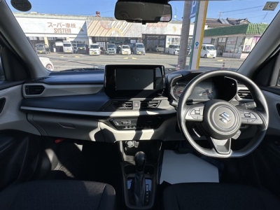 新型スイフト(スズキ)中古車 後席から見た前席