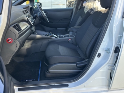 リーフ(ニッサン)中古車 前席内装