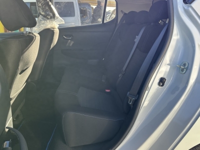 リーフ(ニッサン)中古車 後席内装