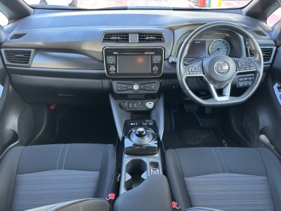 リーフ(ニッサン)中古車 後席から見た前席