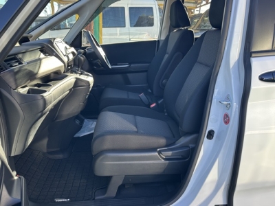 フリード+(ホンダ)中古車 前席内装