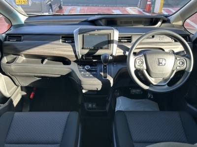 フリード+(ホンダ)中古車 後席から見た前席