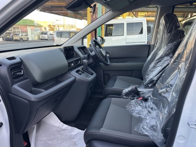 新型フリード(ホンダ)登録済未使用車 前席内装