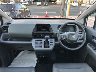 新型フリード(ホンダ)登録済未使用車 後席から見た前席