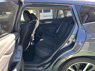 レヴォーグ(スバル)中古車 後席内装