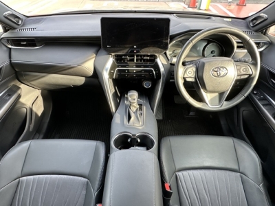 ハリアーハイブリッド(トヨタ)中古車 後席から見た前席