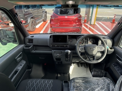 アトレー(ダイハツ)届出済未使用車 後席から見た前席