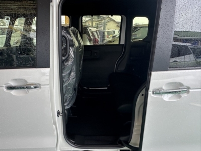 新型N-BOX(ホンダ)届出済未使用車 前席内装