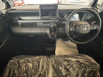 新型N-BOX(ホンダ)届出済未使用車 後席から見た前席