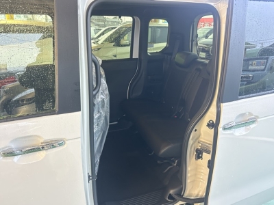 新型N-BOX(ホンダ)届出済未使用車 後席内装