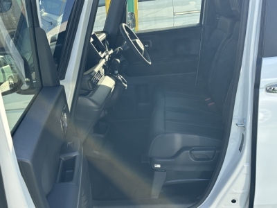 新型N-BOX(ホンダ)届出済未使用車 前席内装