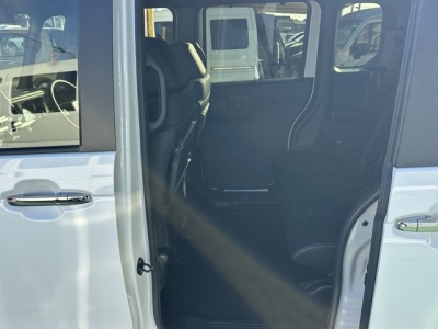 新型N-BOX(ホンダ)届出済未使用車 後席内装