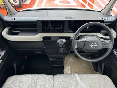 ルークス(ニッサン)届出済未使用車 後席から見た前席