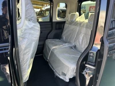 ルークス(ニッサン)新車見本展示無 後席内装