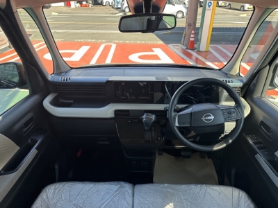 ルークス(ニッサン)新車見本展示無 後席から見た前席