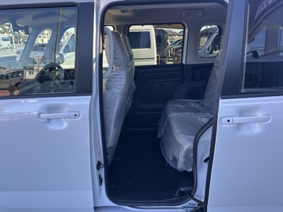 ルークス(ニッサン)新車見本展示無 後席内装