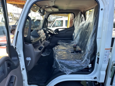 キャンター(三菱)登録済未使用車 前席内装