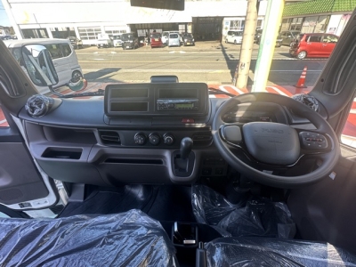 キャンター(三菱)登録済未使用車 後席内装