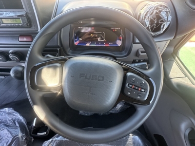 キャンター(三菱)登録済未使用車 後席から見た前席