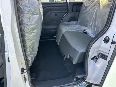 ルークス(ニッサン)新車見本展示無 後席内装