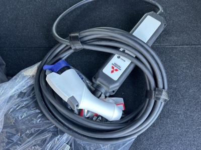 アウトランダーPHEV(三菱)中古車 内外装写真他２