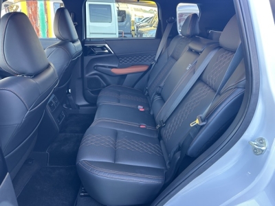 アウトランダーPHEV(三菱)中古車 後席内装