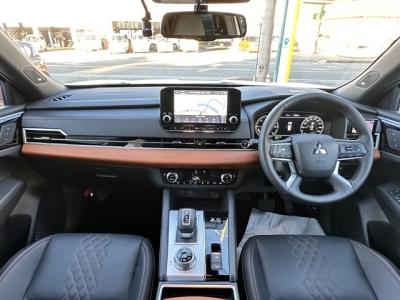 アウトランダーPHEV(三菱)中古車 内外装写真