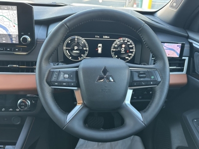 アウトランダーPHEV(三菱)中古車 内外装写真他